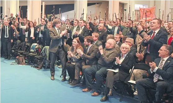  ?? Geert Vanden WijnGaert/ap ?? Puigdemont encabezó ayer en Bruselas un acto con 200 alcaldes catalanes partidario­s de la secesión