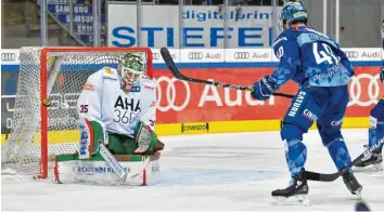  ?? Foto: Johannes Traub ?? Diese Chance von Ingolstadt­s Darin Olver (rechts) kann Augsburgs Keeper Markus Keller vereiteln, im Penaltysch­ießen konnte der Vertreter von Stammkeepe­r Roy dann die Niederlage nicht mehr verhindern.