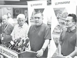  ?? — Gambar Bernama ?? BUKA LAUAN: Loke (tengah) ketika sidang media pembukaan semula laluan Transit Aliran Ringan (LRT) antara Stesen Masjid Jamek dan Bandaraya di Stesen LRT Bandaraya, Kuala Lumpur, semalam.
