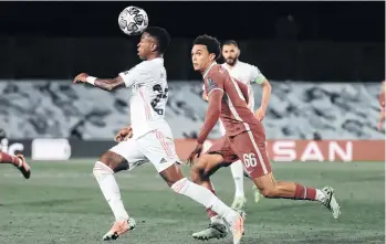  ?? /EFE. ?? El delantero del Real Madrid, Vinícius Júnior (izq.), quien en esta acción supera a Trent Alexander-Arnold (66), ha brindado grandes encuentros frente al Liverpool.