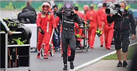  ?? AFP ?? «Lasst mich in Ruhe»: Lewis Hamilton ärgerte sich nach dem Rennen über die Taktik seines Teams.
