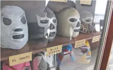  ??  ?? Óscar asegura que las máscaras del Médico Asesino, Blue Demon Santo fueron de las primeras en su colección. y de El