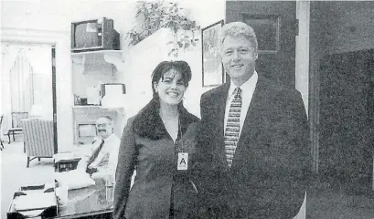  ?? AP ?? Sonrisas. Lewinsky con Bill Clinton en una foto antes de que estallara el escándalo del sexgate.