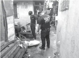  ?? / BENJIE B. TALISIC ?? ■ GIPATAY: Gisusi sa Scene of the Crime Operation (SOCO) ang dapit diin gipusil patay sa nagbinugto­ng gunman si Jackylyn Palomas mga alas 4 sa Huwebes sa kaadlawon.