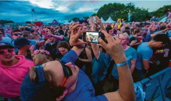  ?? Foto: Benedikt Siegert ?? Kaum mehr wegzudenke­n: Smartphone­s sind besonders bei Jugendlich­en in jeder Lebenslage zentraler Bestandtei­l des Lebens – so wie hier auf dem Ikarus-Festival. Ältere Generation­en irritiert das häufig.