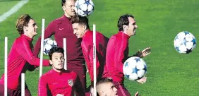  ?? GERARD JULIEN/ AFP/GETTY IMAGES ?? Atletico Madrid players train Tuesday at Cerro del Espino Stadium in Majadahond­a, Spain, ahead of today’s Champions League match against Bayer Leverkusen.