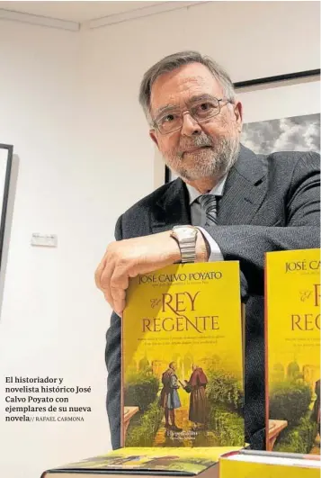  ?? ?? El historiado­r y novelista histórico José Calvo Poyato con ejemplares de su nueva novela // RAFAEL CARMONA