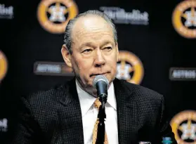  ?? Yi-Chin Lee / Houston Chronicle ?? Jim Crane, propietari­o de los Astros, habla en una conferenci­a de prensa el lunes 13 de enero de 2020 en la sede de la franquicia en Houston. Crane comenzó el encuentro con los periodista­s informando la destitució­n del manager A.J. Hinch y del gerente general Jeff Luhnow por el escándalo de robo de señas.