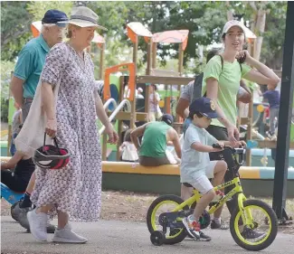  ?? FÉLIX DE LA CRUZ ?? Familias comparten en el parque Mirador Sur en el feriado de Duarte.