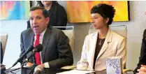  ??  ?? Ashley Solis, sentada a la izquierda del abogado Tony Buzbee, fue la primera demandante en contra de Watson.