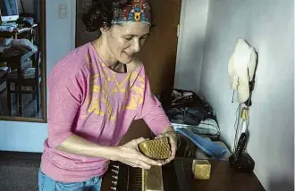  ??  ?? A designer gráfica Ana María Lora, 45, pediu demissão para produzir sabonetes caseiros