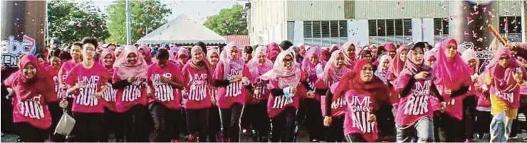  ??  ?? Penganjura­n Larian Pearlnight Run mewarnai sambutan Hari Wanita Peringkat UMP.