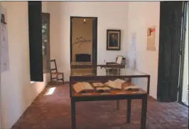  ?? ?? MUESTRA ITINERANTE. Una serie de primeras ediciones de libros, prestados por la Biblioteca de Córdoba pueden verse en las vitrinas.