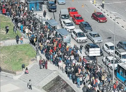  ?? EMIIO NARANJO / EFE ?? Miles de personas hacen cola ante un hotel de Madrid por una oferta de empleo