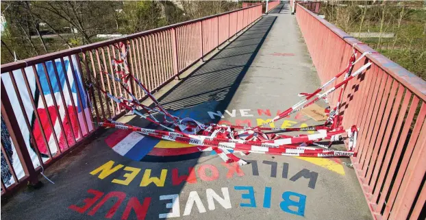  ?? Foto: dpa/Oliver Dietze ?? Corona lässt Vorurteile wieder auferstehe­n – oder waren sie nie weg? Grenzüberg­ang im saarländis­chen Kleinblitt­ersdorf zum französisc­hen Grosbliede­rstroff.