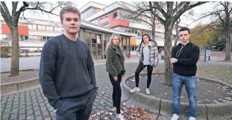  ?? FOTO: ACHIM BLAZY ?? Bekamen eine hohe Rechnung (v.l.): Fabian Rogall, Paulina Kleine, Cara Michels und Niklas Jahrmarkt vom Dietrich-Bonhoeffer-Gymnasium.