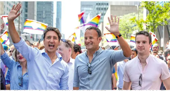  ??  ?? Leo Varadkar (M.) mit seinem Lebensgefä­rten Matthew Barrett (re.) beim Gay-Pride-March in Montreal 2017 zusammen mit Kanadas Premiermin­ister Justin Trudeau (li.)