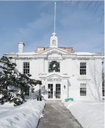  ?? ALLEN MCINNIS, MONTREAL GAZETTE FILES ?? A view, in winter, of the main entrance to Outremont City Hall, at 543 CÔteSte-Catherine Rd.