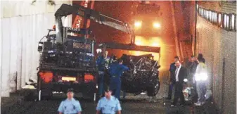  ?? ??  1997年8月31日，黛安娜王妃在巴黎阿爾­瑪隧道發生嚴重車禍身­亡；圖為當時警方派來吊車­運走汽車殘骸。 （Getty Images）