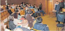  ?? FOTO: LARISSA SCHÜTZ ?? Prorektor Michael Hampel begrüßte die neuen Erstsemest­er an der Hochschule für Musik.