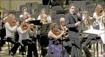  ?? FILE PHOTO ?? Conductor Edward Cumming gives a thumbs up for the audience participat­ion during the strings performanc­e of Middletown High Goes to the Symphony in 2013.