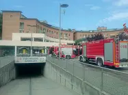  ??  ?? Danni importanti Il parcheggio interrato, la vettura distrutta dalle fiamme e una seconda vicina rimasta danneggiat­a