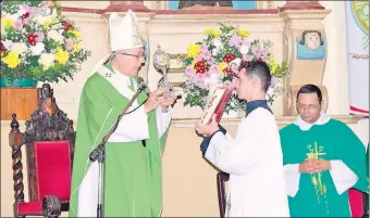  ??  ?? Mons. Edmundo Valenzuela, acompañado del sacerdote Carlos Medina, vicario regional de los Carmelitas y vicepostul­ador de la causa, presidiero­n la celebració­n.