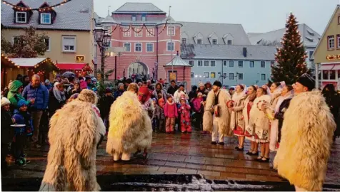  ?? Foto: Kickum ?? Rumänische Folklore in Nordschwab­en – das war im vergangene­n Jahr Teil des Kulturfest­ivals DONwud im Donauwörth­er Ried. Auch heuer zeigen Gruppen aus verschiede­nen Ländern Bräuche aus ihren Nationen.