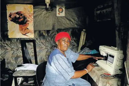  ?? Pictures: Sandile Ndlovu ?? NHLENGETWA ROAD, CHESTERVIL­LE Zandile Mzobe has taken up her old hobby, sewing, to pass the time in lockdown.