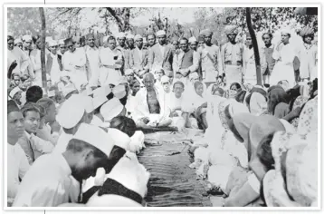  ?? Gandhi with satyagrahi­s in Kheda district, Gujarat, 1929 ALAMY STOCK PHOTO ?? ■