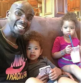  ??  ?? Home again: Farah posted a picture with daughters Aisha and Amani