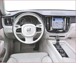  ??  ?? Typisch Volvo: het elegante dashboard doet denken aan dat van de XC90.