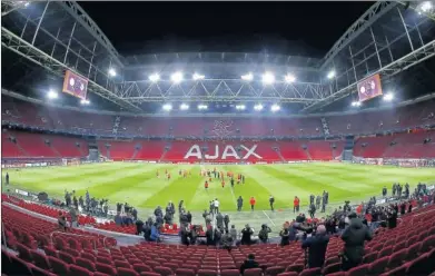  ??  ?? POR LA TARDE, SESIÓN. A partir de las 19:00 horas, tras las conferenci­as de Prensa de Courtois y Solari, el equipo se ejercitó sobre el césped del Johan Cruyff Arena.