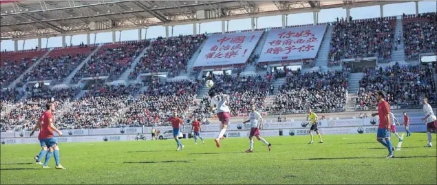  ??  ?? PROMOCIÓN. La imagen de la grada lateral repleta, con el mensaje ‘Hola China, la Región de Murcia te hace feliz,’ acompañó al Jumilla-Lorca de Segunda B.