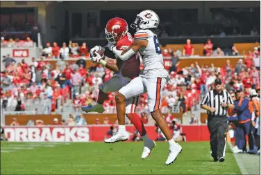  ?? $BQFST Associated Press EVSJOH UIF mSTU IBMG PG BO /$"" DPMMFHF GPPUCBMM HBNF FBSMJFS UIJT TFBTPO JO 'BZFUUFWJMM­F ?? Intercepte­d: Arkansas defensive back Montaric Brown (21) intercepts a pass intended for Auburn receiver Ze'Vian