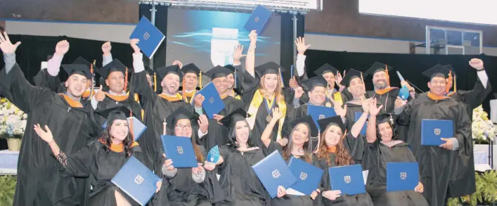  ?? ROXANA DE LA RIVA / LA PRENSA ?? El festejo de los graduados de la Universida­d Politécnic­a de Puerto Rico en Orlando.