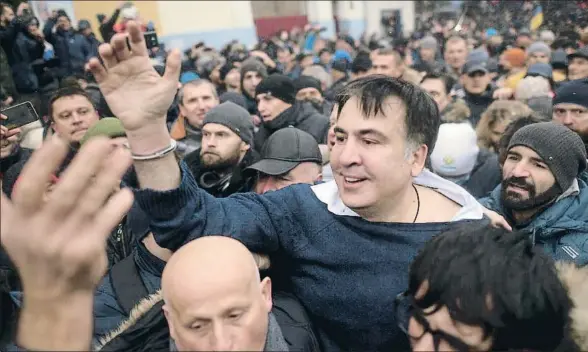  ?? EVGENIY MALOLETKA / AP ?? El expresiden­te georgiano Saakashvil­i, ayer en las calles de Kíev tras ser liberado de la policía por sus seguidores