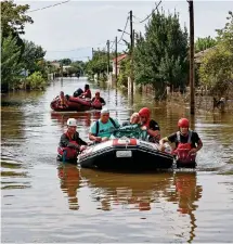  ?? ?? Απεγκλωβισ­μός κατοίκων σε χωριό της Θεσσαλίας, στη μεγάλη πλημμύρα του Σεπτεμβρίο­υ. Η ανυπολόγισ­τη καταστροφή που συντελέστη­κε προέκυψε από μεμονωμένα φαινόμενα που επαναλαμβά­νονται στην κλιματική ιστορία του πλανήτη ή από μια προϊούσα συστημική κλιματική αλλαγή;
