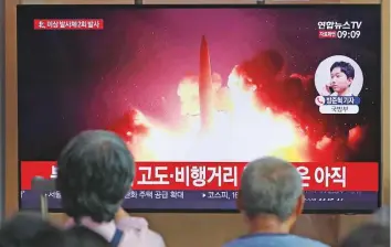  ?? AP ?? People watch a TV news programme reporting about North Korea’s firing projectile­s at the Seoul Railway Station in Seoul, South Korea, yesterday.