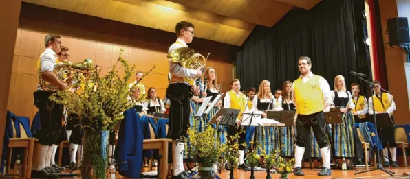  ?? Foto: Laura Danner ?? Josef Basting und seine Musiker versetzten das Publikum beim Frühjahrsk­onzert einmal mehr musikalisc­h in gute Laune.