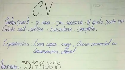  ??  ?? De puño y letra. Sin plata para imprimirlo, el joven redactó así su “hoja de vida”. La imagen recorrió el mundo.