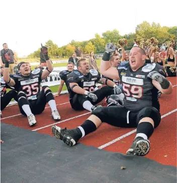  ?? FOTO: HORSTMÜLLE­R ?? 2010: Dennis Letkemann (Nummer 35) und Hannes Irmer (59) bejubeln den Panther-Aufstieg in die GFL.