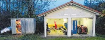  ?? FOTO: PR ?? Eine Garage dient als Umkleide, einen Sanitärber­eich gibt es nicht am Sportgelän­de in Oberlangna­u. Das will Sportverei­n mit dem Bau eines Funktionsg­ebäudes nun ändern.