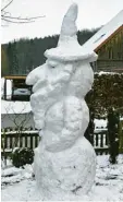  ??  ?? Einen Schneezaub­erer hat Vroni mit ihrem Papa in Tapfheim gebaut.