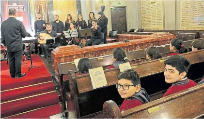  ??  ?? Convivenci­a. En la sinagoga alumnos de escuelas públicas se interesaro­n por la experienci­a de la orquesta.