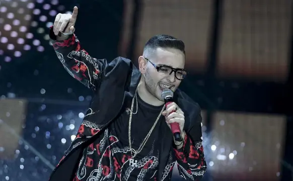  ??  ?? Rocco Hunt (21 anni), nome d’arte di Rocco Pagliarulo, ha vinto il Festival di Sanremo 2014 fra le nuove proposte con «Nu juorno buono». In basso, i Dear Jack