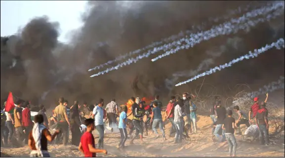  ??  ?? جانب من مسيرات العودة على حدود قطاع غزة