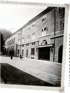  ?? BILDER: SN/ARCHIV DER SALZBURGER FESTSPIELE/ELLINGER; ARCHIV DER SALZBURGER FESTSPIELE/JURISCHEK ?? 1933 baute Clemens Holzmeiste­r für Max Reinhardt bei der Felsenreit­schule die Fauststadt, eine Simultanbü­hne für Reinhardts Inszenieru­ng von Goethes „Faust I“. Rechts: Der Festspielb­ezirk im Jahr 1926.