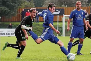  ??  ?? Der Germane Tobias Herburg (rechts) – am Ball ist sein Teamkamera­d Manuel Hottenrott – kehrt zum Heimspiel gegen Großrudest­edt ebenso zurück wie der Siemeröder Ludwig Möhl (links) gegen den SV Bielen. Foto: Heiko Heddergott