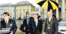  ?? FOTO:ARCHIV ?? Schempp (links) 2002 mit Ministerpr­äsident Erwin Teufel (zweiter von rechts).